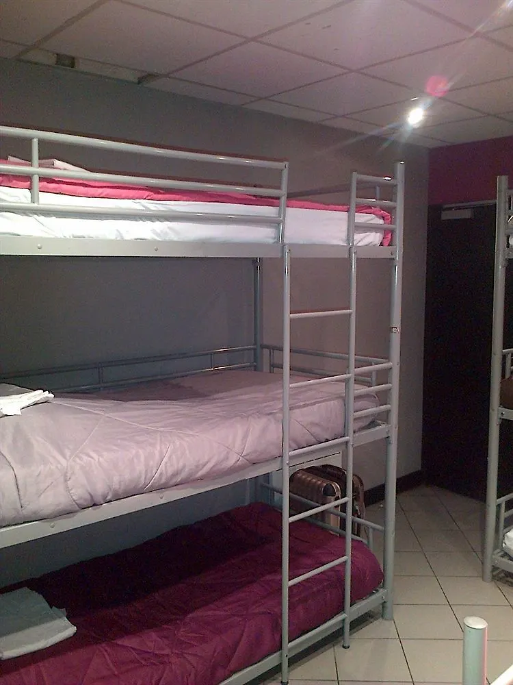 Peace & Love Hostel Париж Франция