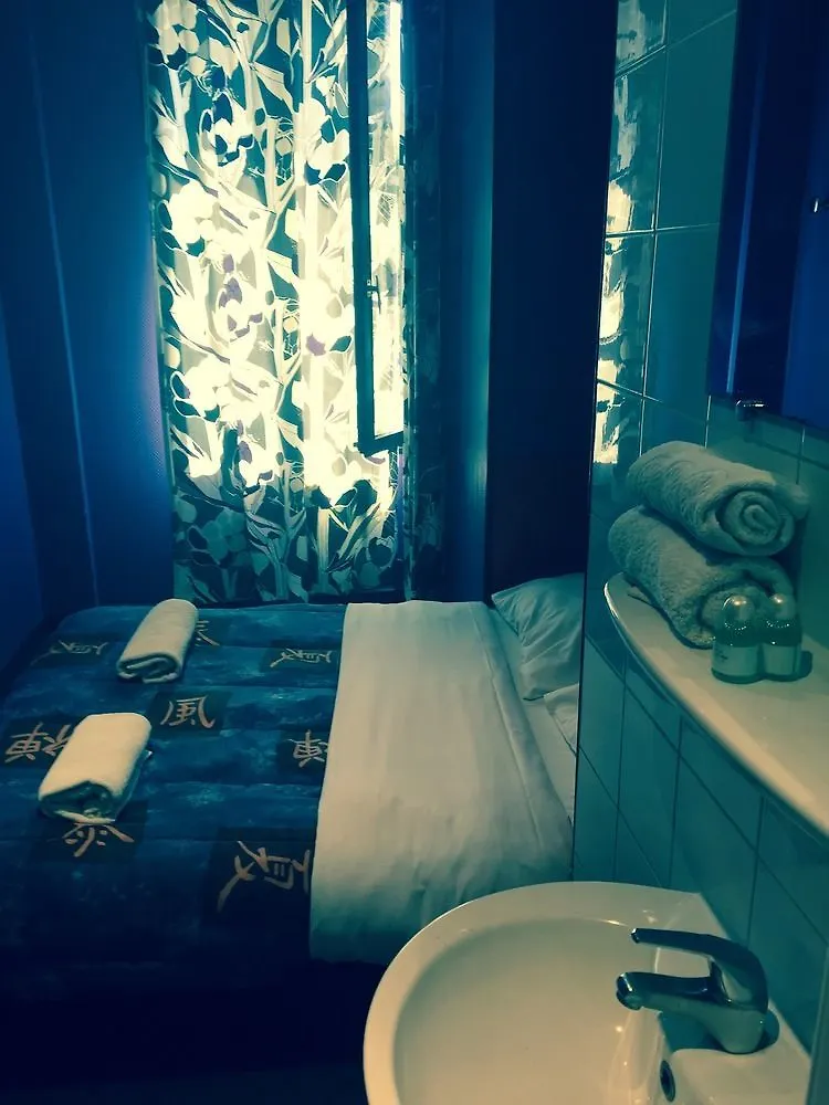Peace & Love Hostel Париж