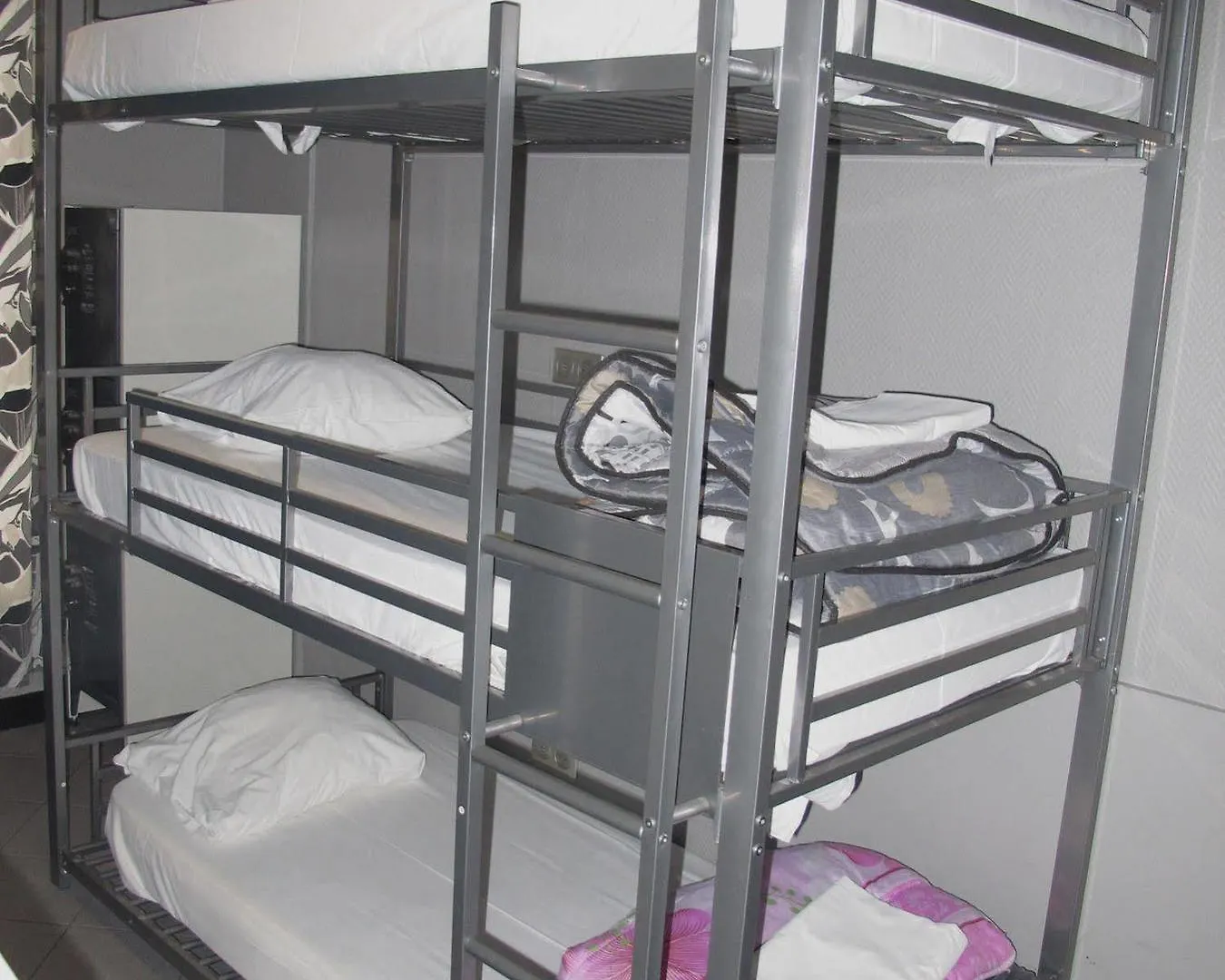 Peace & Love Hostel Париж Франция