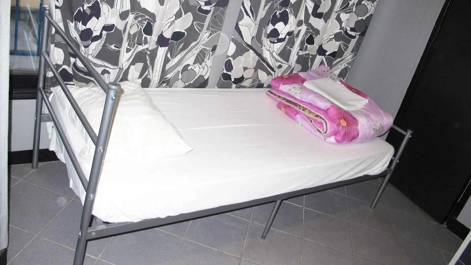 Peace & Love Hostel Париж 0*,